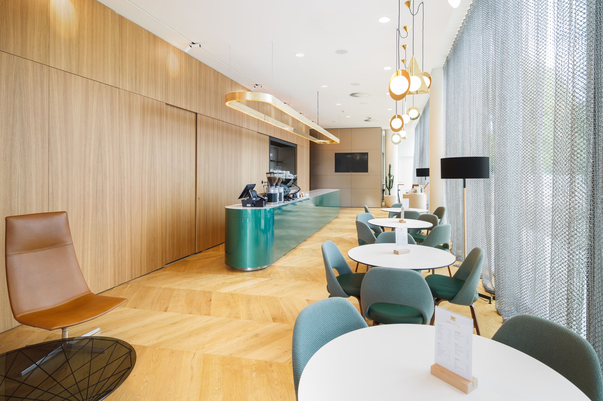 Fluidity between spaces, spectacular voids, exciting routing and the symbiosis between the interior elements and the building.