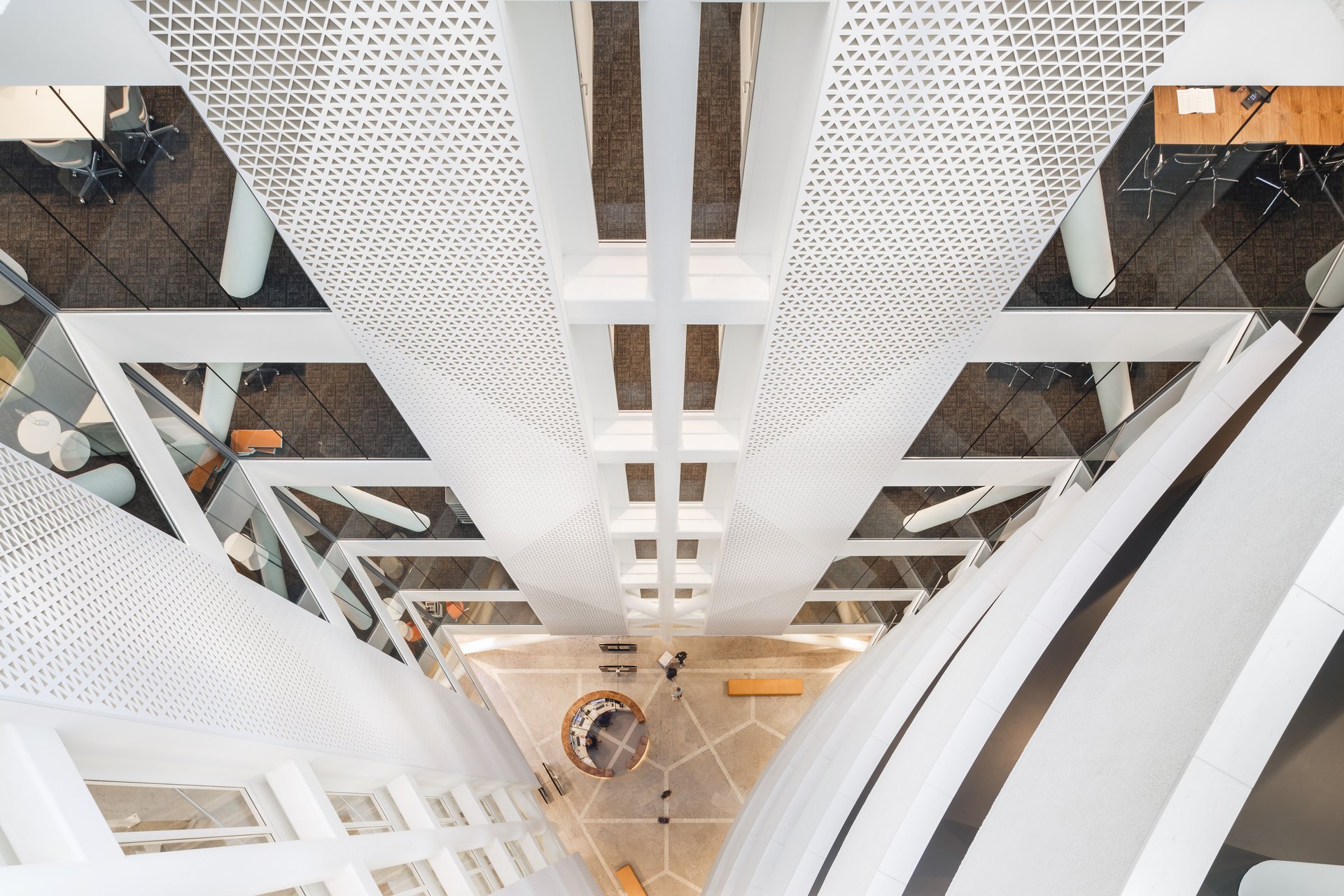 Fluidity between spaces, spectacular voids, exciting routing and the symbiosis between the interior elements and the building.