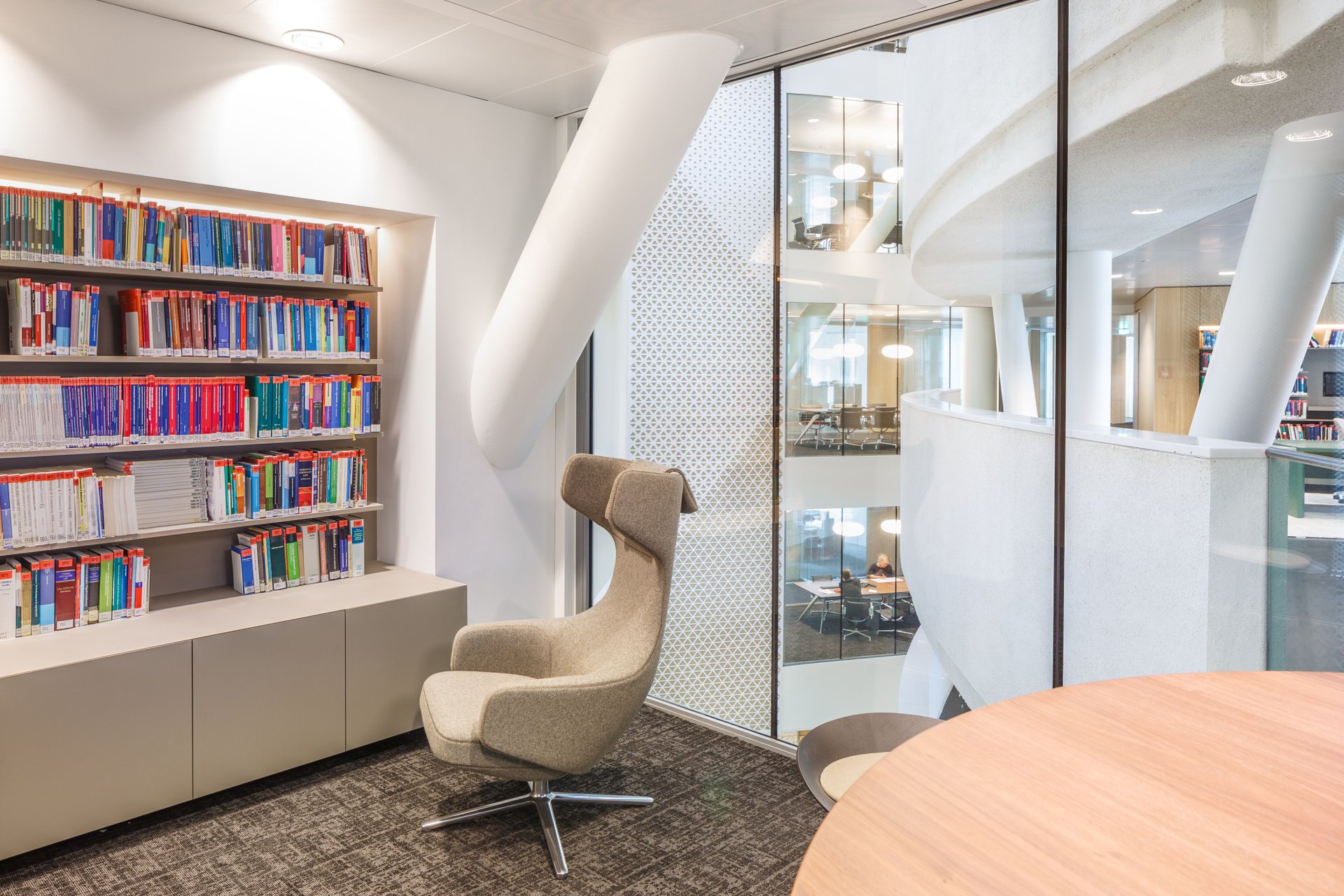 Fluidity between spaces, spectacular voids, exciting routing and the symbiosis between the interior elements and the building.