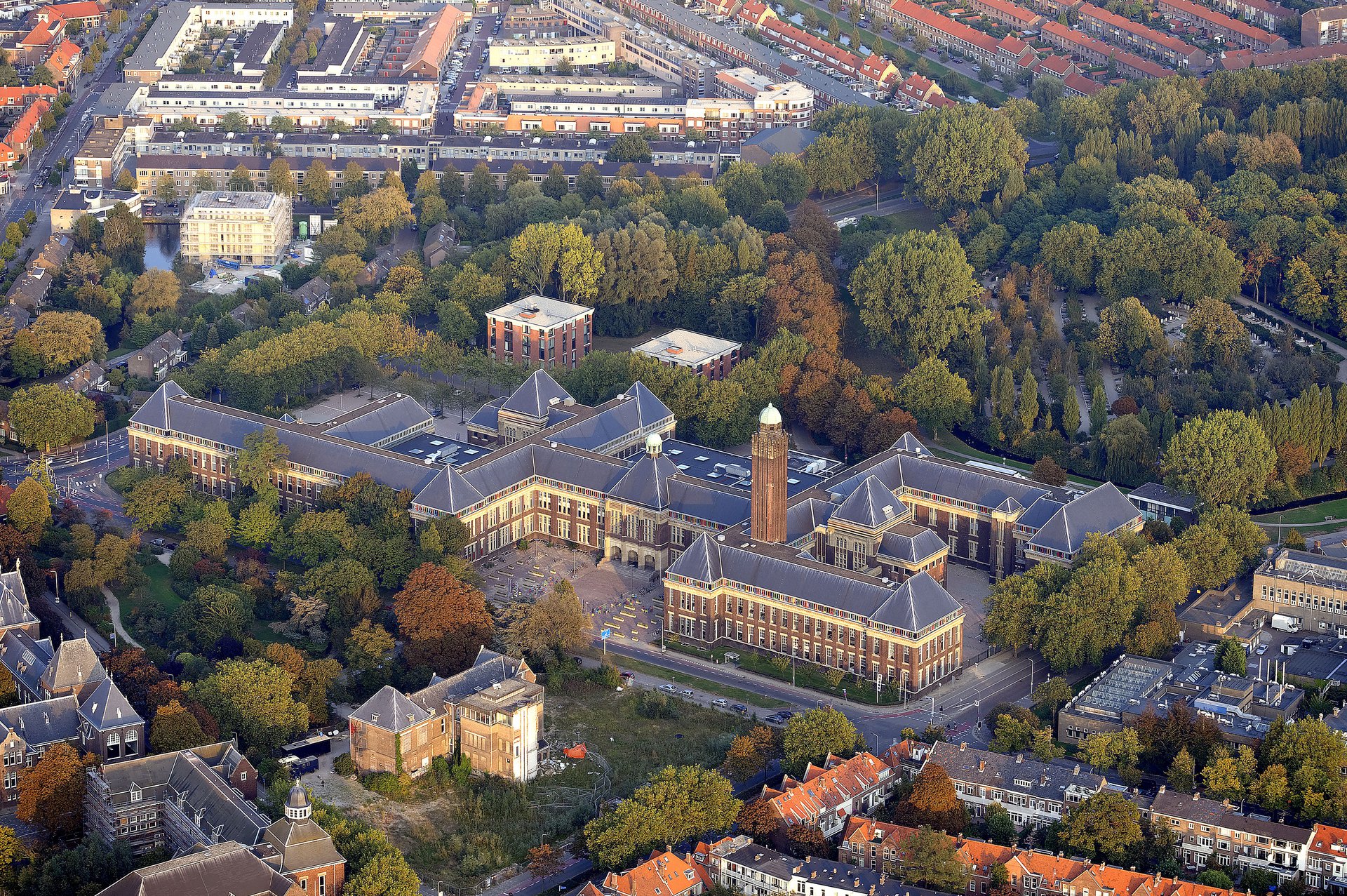Exterior view of TU Delft Bouwkunde building