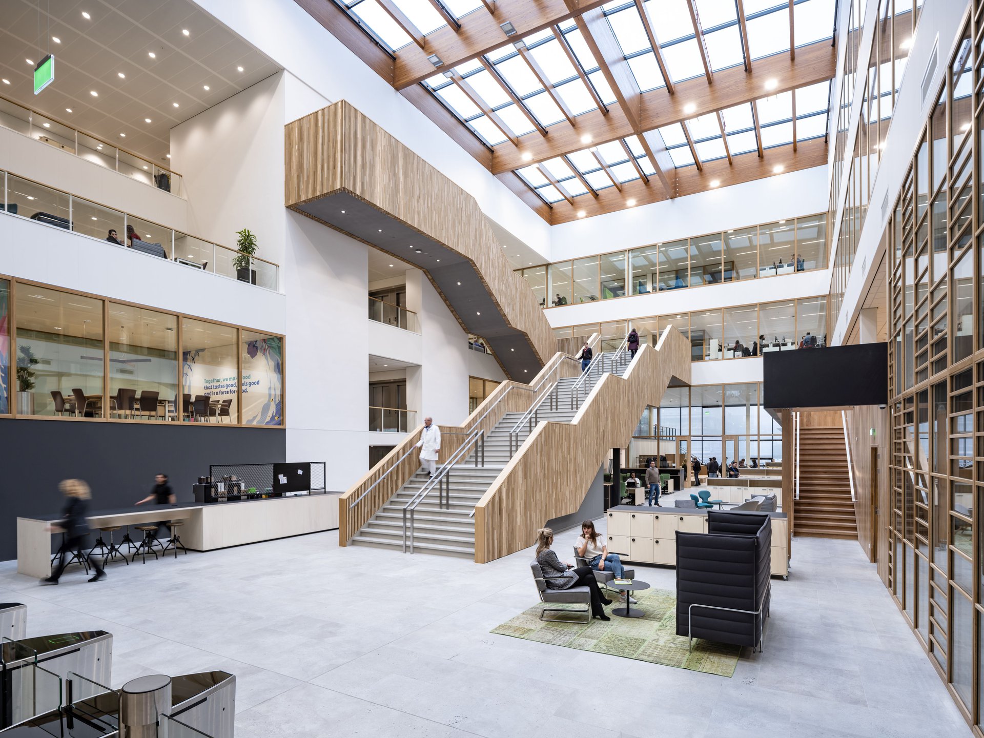High tech innovation powerhouse for Unilever with a completely circular interior