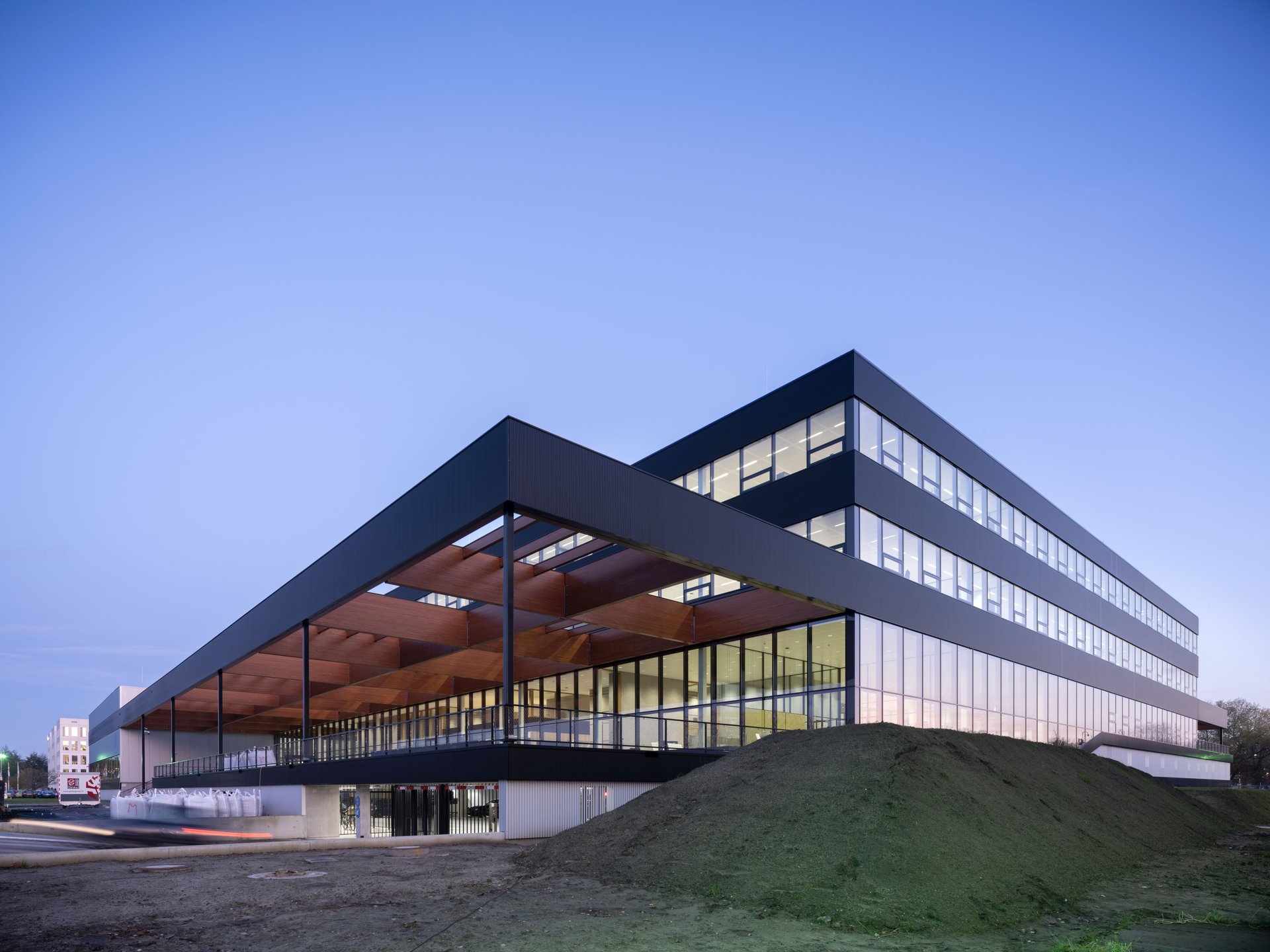 High tech innovation powerhouse for Unilever with a completely circular interior