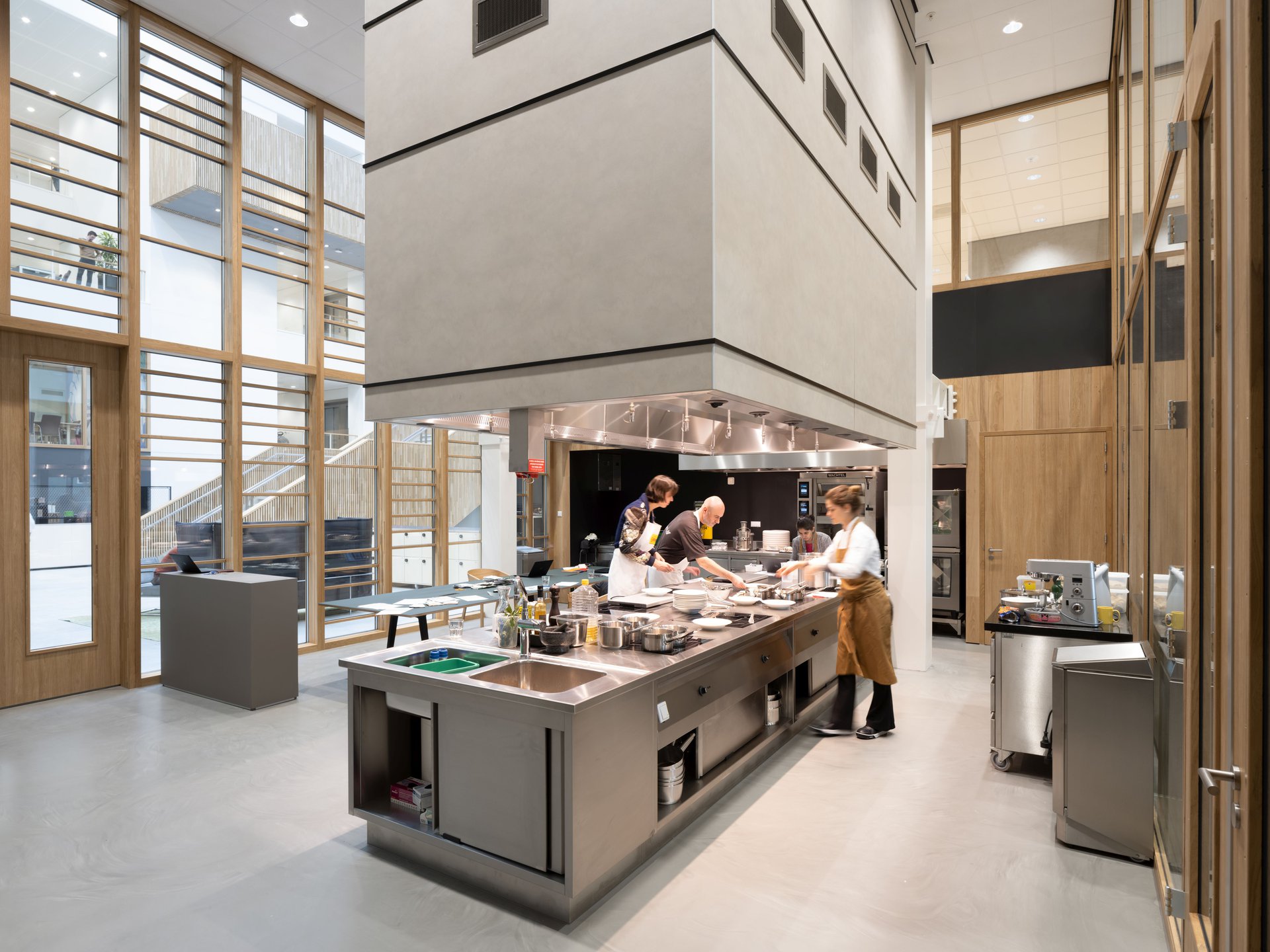 High tech innovation powerhouse for Unilever with a completely circular interior