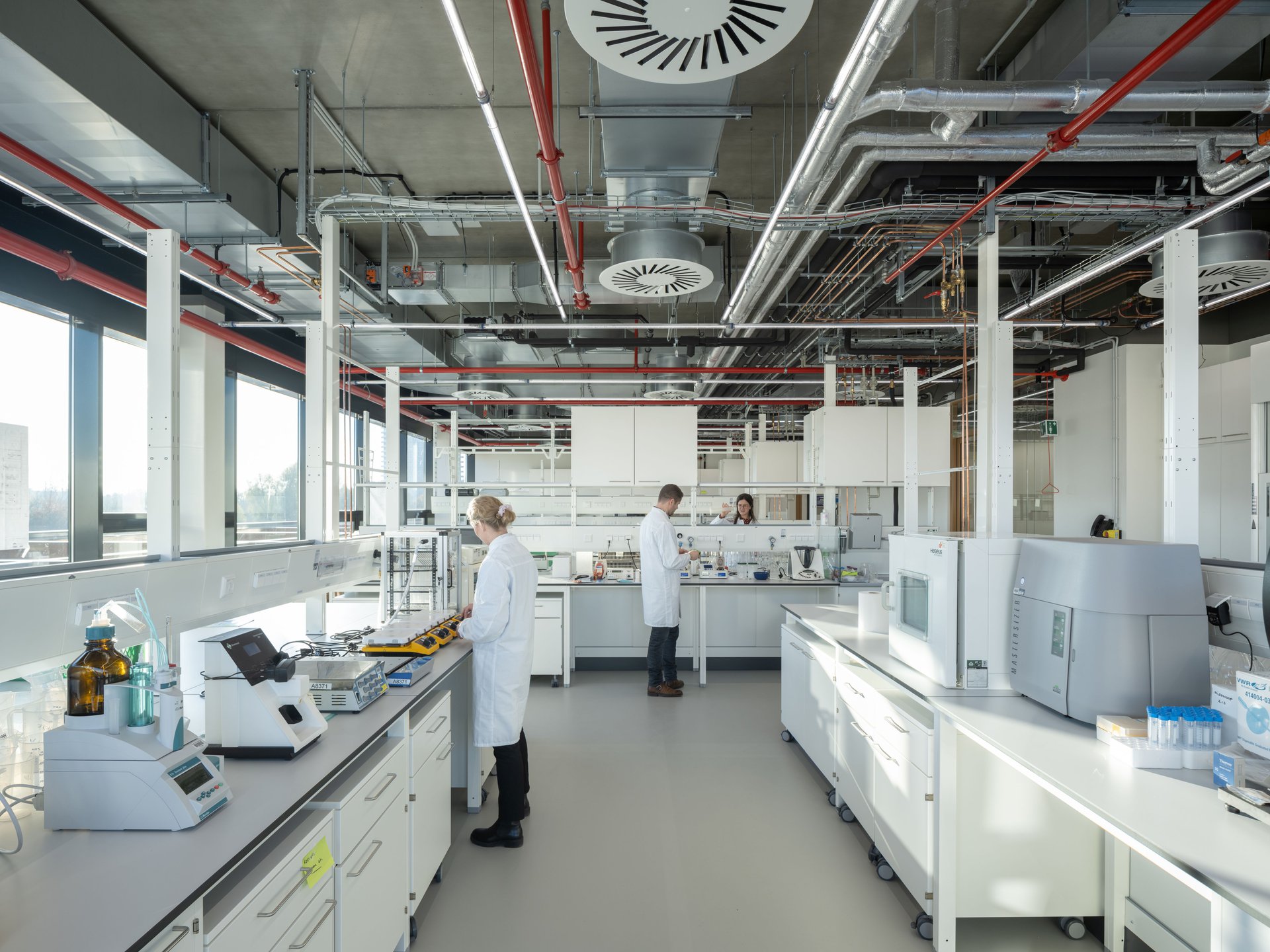 High tech innovation powerhouse for Unilever with a completely circular interior