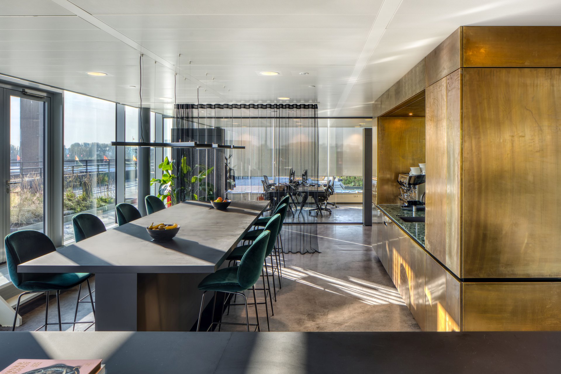 Interior design with interplay of faces and lines