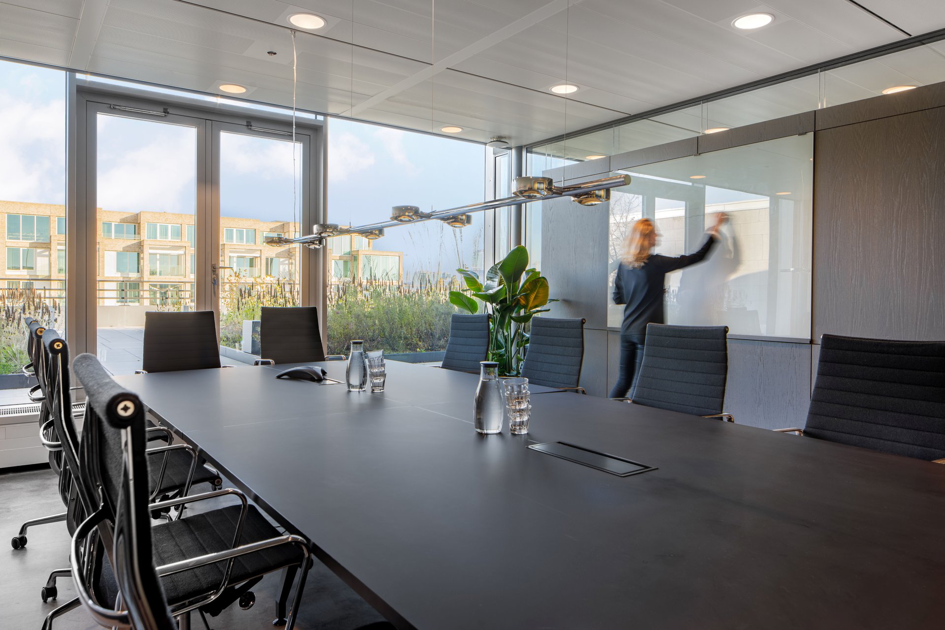 Interior design with interplay of faces and lines