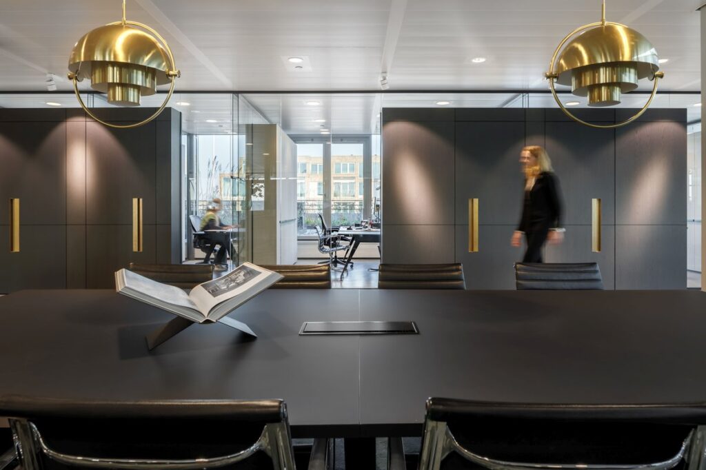 Interior design with interplay of faces and lines