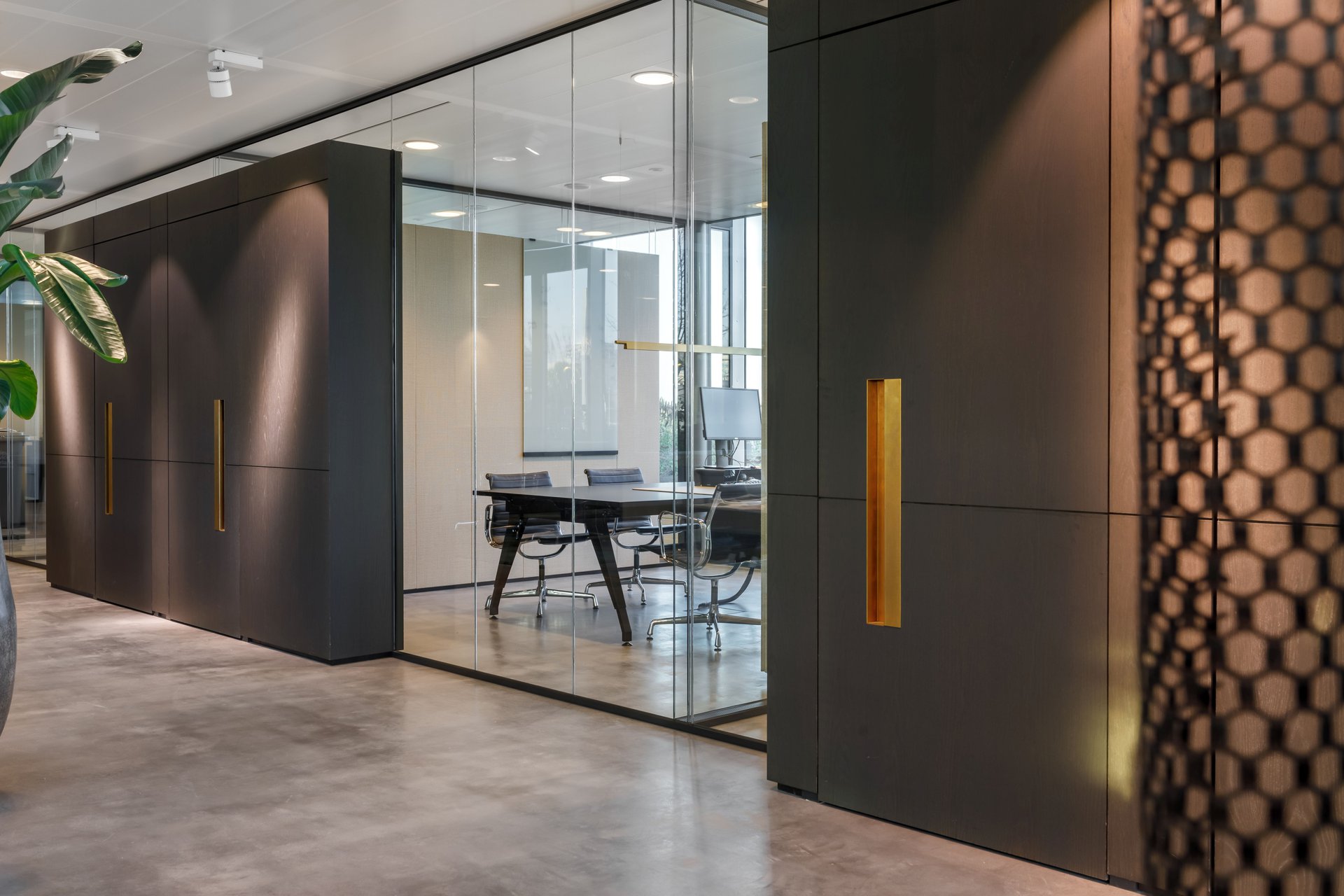 Interior design with interplay of faces and lines