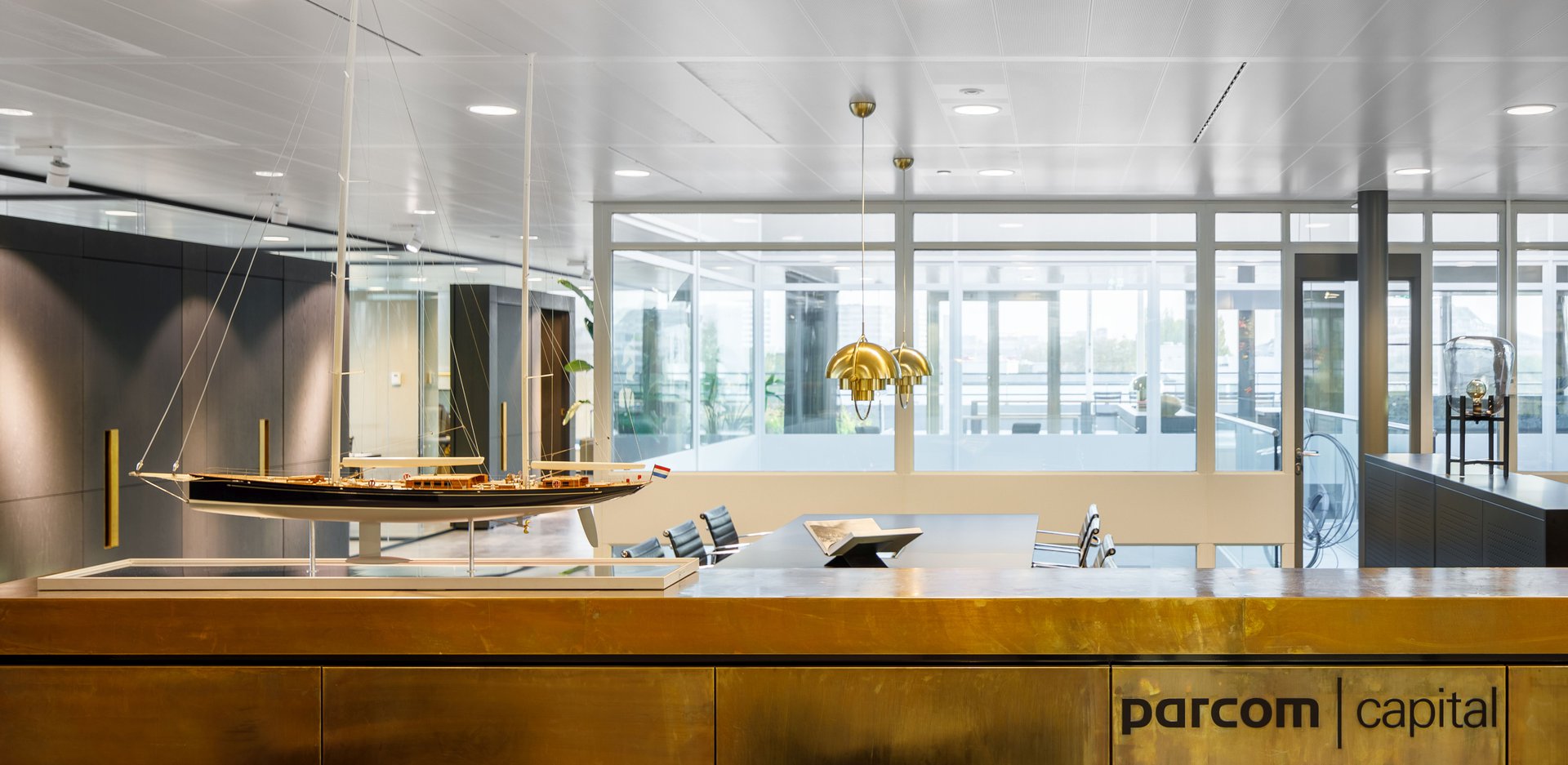 Interior design with interplay of faces and lines