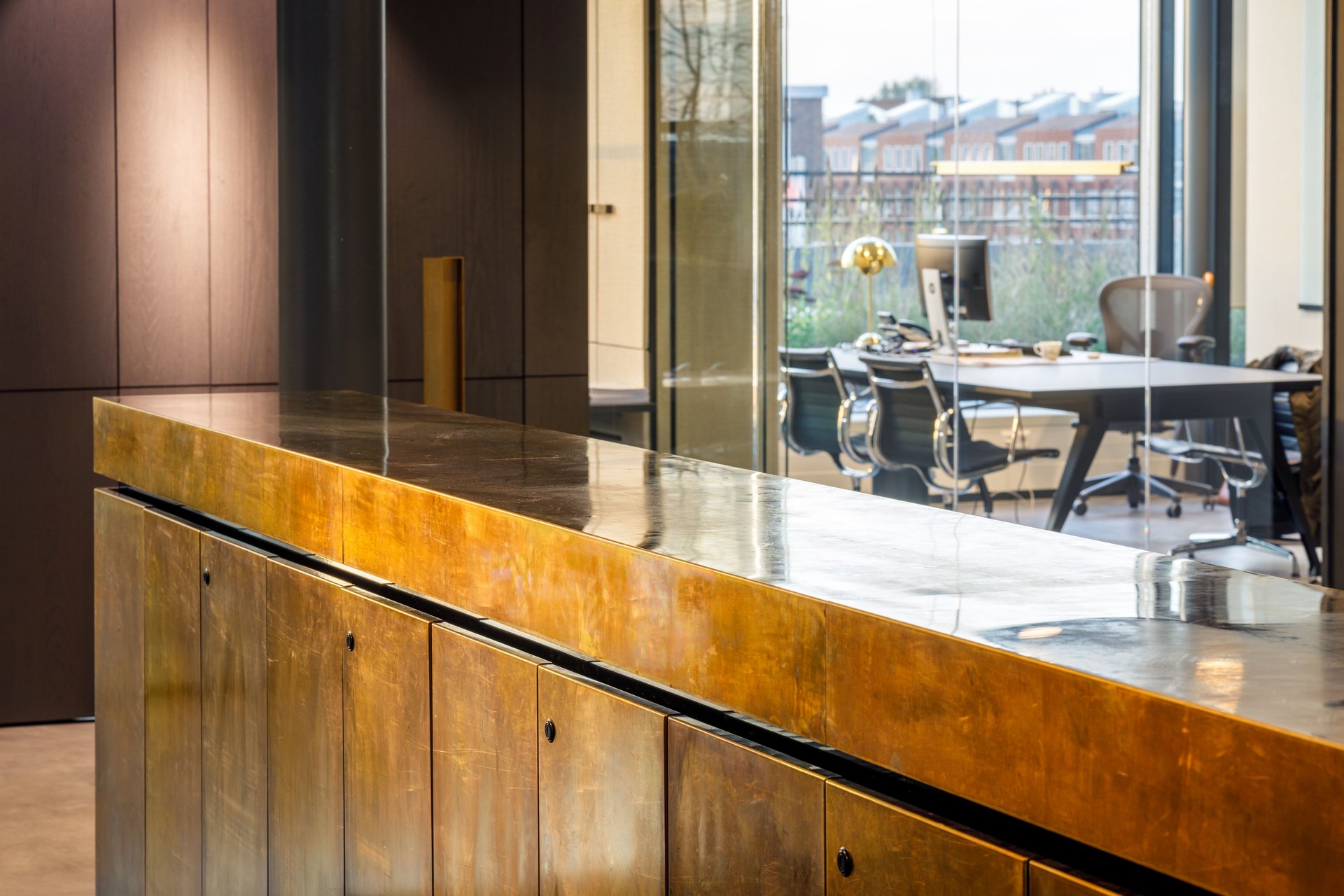 Interior design with interplay of faces and lines